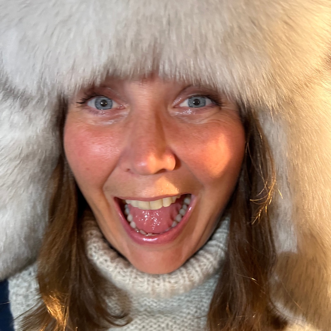Lene Christin Johansen med hvit skinnlue