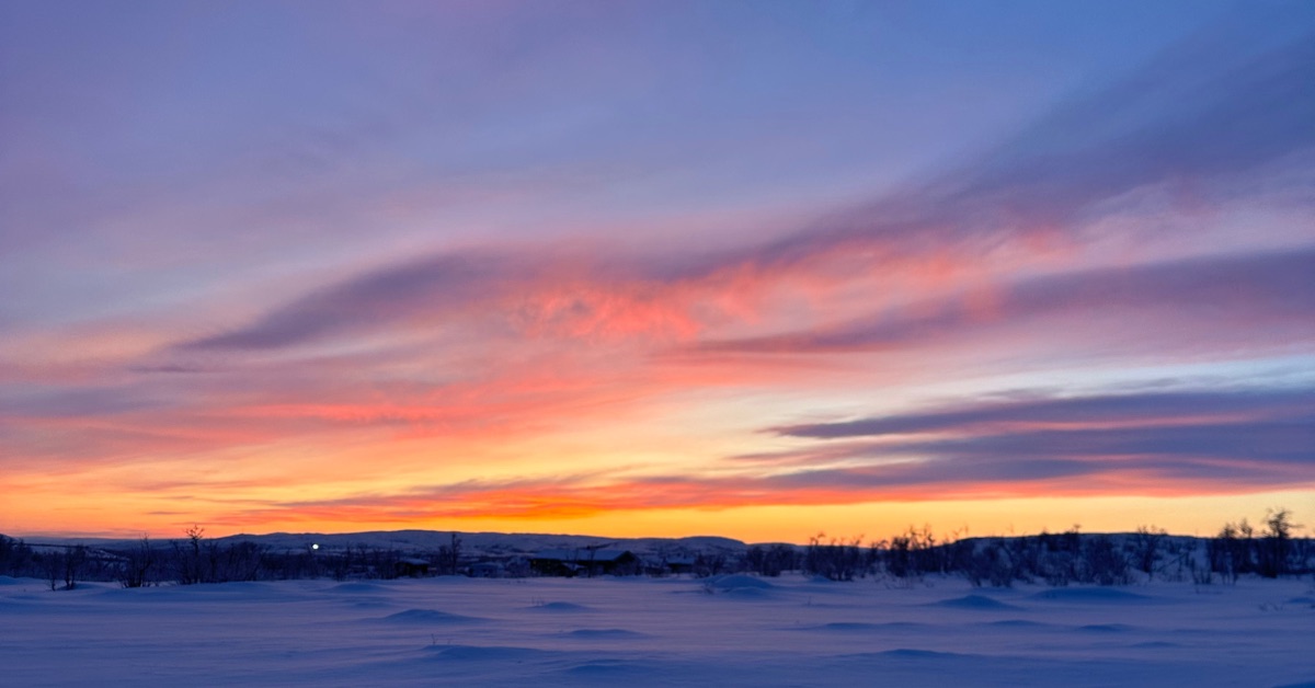 Vintersolnedgang over snøvidda i Finnmark